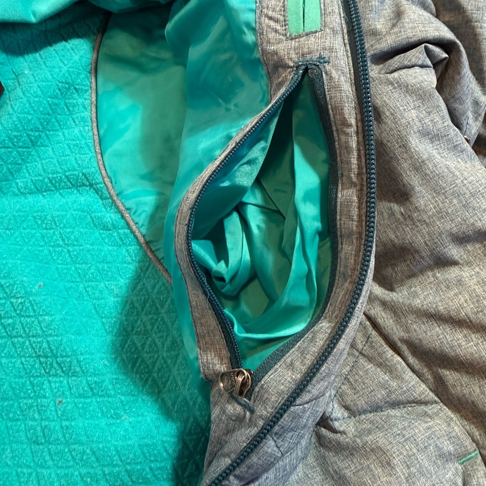 The North Face Women's gray and Blue Puffer Jacket #641 - Picture 12 of 14